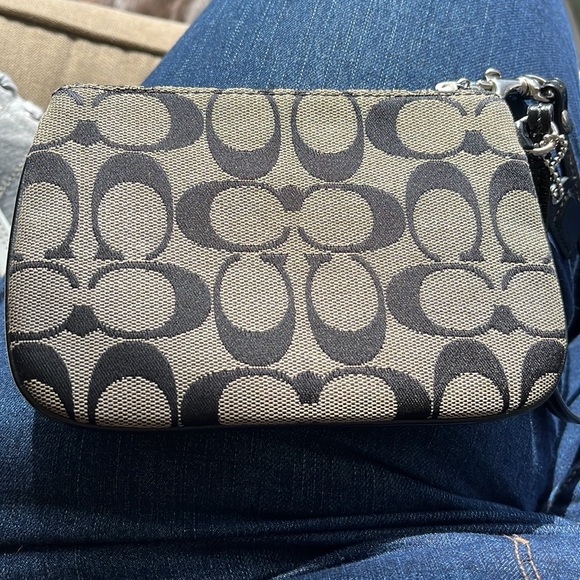 Coach Wristlet in great condition no damage black and tan interior light blue - Picture 2 of 6